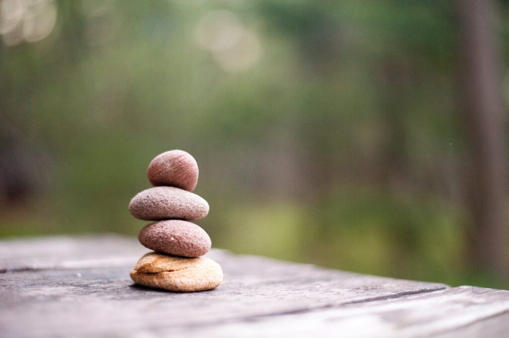 Een stapeltje kleine stenen in balans